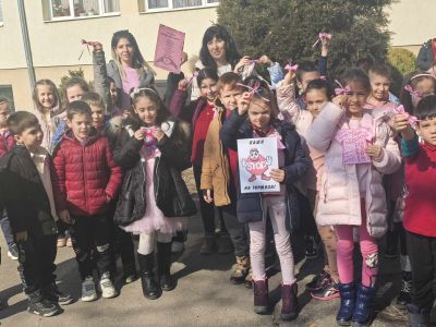 Учениците от ОУ „Мати Болгария“ се обединиха под мотото „НЕ на агресията, но НЕ за ден!“