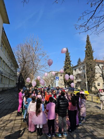 Учениците от ОУ „Мати Болгария“ се обединиха под мотото „НЕ на агресията, но НЕ за ден!“