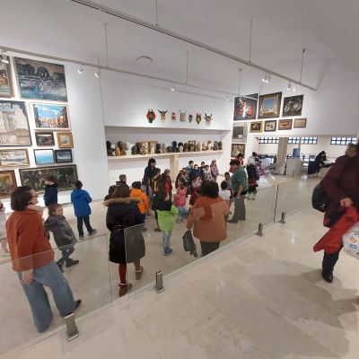 Художествена галерия - Казанлък показа детска изложба на кукерски маски 