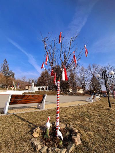 Град Шипка посреща Баба Марта в червено-бяла премяна