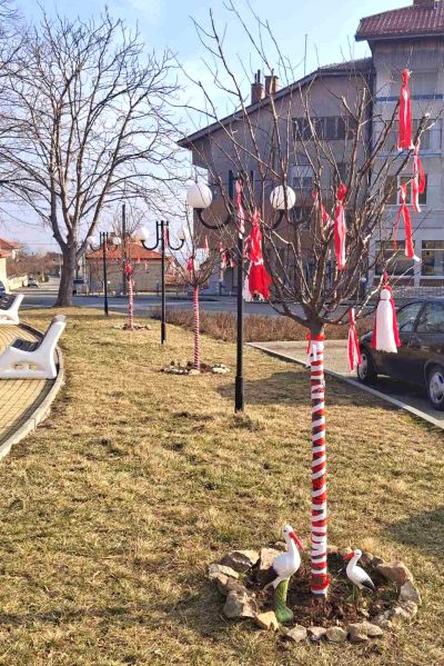 Град Шипка посреща Баба Марта в червено-бяла премяна