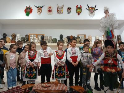 Художествена галерия - Казанлък показа детска изложба на кукерски маски 