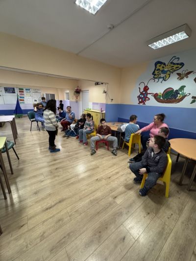 Деца изработиха мартеници за възрастните хората от домовете и децата с увреждания от Дневният център в Казанлък