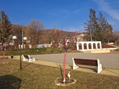 Град Шипка посреща Баба Марта в червено-бяла премяна