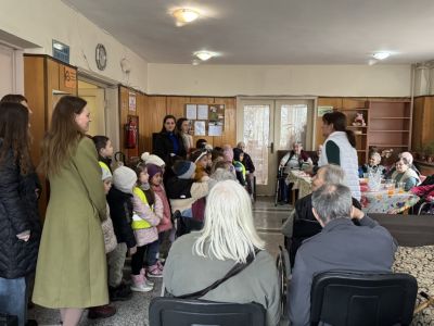 Деца изработиха мартеници за възрастните хората от домовете и децата с увреждания от Дневният център в Казанлък