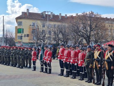 Хиляди изкачиха стъпалата до Паметника на свободата в чест на 147 г. Свободна България