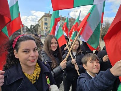 Хиляди изкачиха стъпалата до Паметника на свободата в чест на 147 г. Свободна България