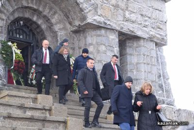 Хиляди изкачиха стъпалата до Паметника на свободата в чест на 147 г. Свободна България