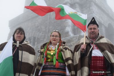 Хиляди изкачиха стъпалата до Паметника на свободата в чест на 147 г. Свободна България