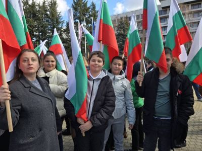 Хиляди изкачиха стъпалата до Паметника на свободата в чест на 147 г. Свободна България