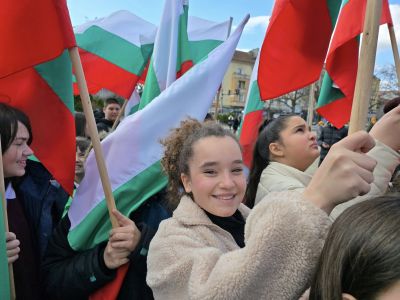 Хиляди изкачиха стъпалата до Паметника на свободата в чест на 147 г. Свободна България