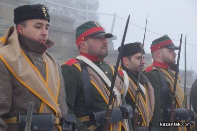 Хиляди изкачиха стъпалата до Паметника на свободата в чест на 147 г. Свободна България