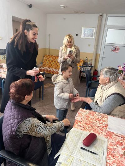 Инър Уийл клуб Казанлък зарадва живущите от домовете за възрастни хора в града за Баба Марта