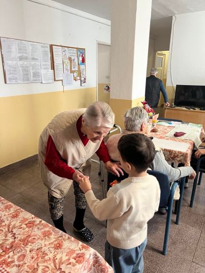 Инър Уийл клуб Казанлък зарадва живущите от домовете за възрастни хора в града за Баба Марта