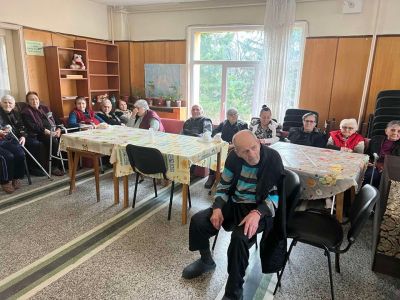 Инър Уийл клуб Казанлък зарадва живущите от домовете за възрастни хора в града за Баба Марта