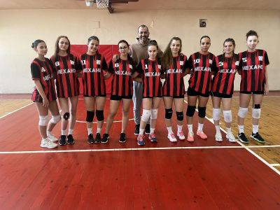 Механото пребориха девет отбора за златните медали в ученическите игри по волейбол 