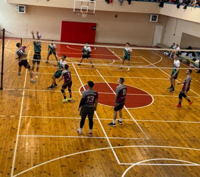 Механото пребориха девет отбора за златните медали в ученическите игри по волейбол 