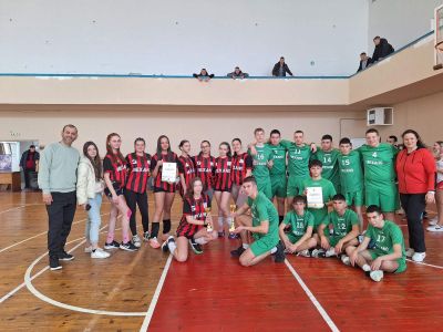 Механото пребориха девет отбора за златните медали в ученическите игри по волейбол 