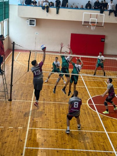 Механото пребориха девет отбора за златните медали в ученическите игри по волейбол 