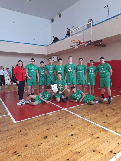 Механото пребориха девет отбора за златните медали в ученическите игри по волейбол 