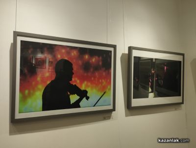 Крайдунавските фотографи от Русе подредиха изложба в Казанлък 