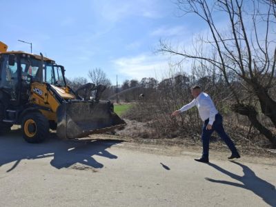 Кметът Бесоолу започна ремонт на пътя Павел баня - Габарево