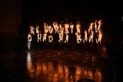 Абитуриенти от ППМГ ”Никола Обрешков” поканиха класната си на бала с огнени букви и мирен договор 