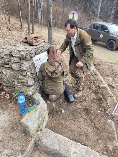 ДГС Казанлък реновира и почисти паметната плоча на Феликс Вожли