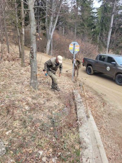 ДГС Казанлък реновира и почисти паметната плоча на Феликс Вожли