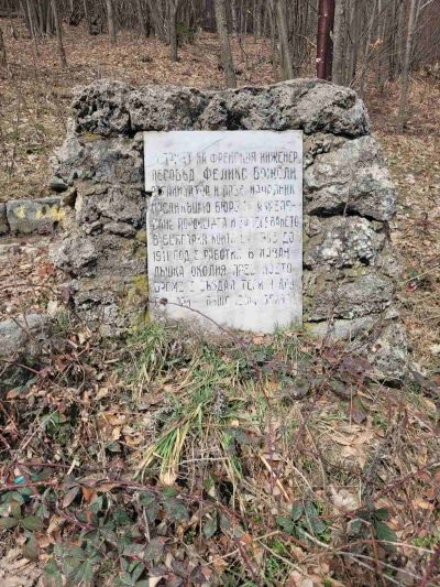 ДГС Казанлък реновира и почисти паметната плоча на Феликс Вожли