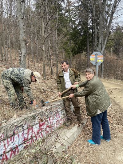 ДГС Казанлък реновира и почисти паметната плоча на Феликс Вожли