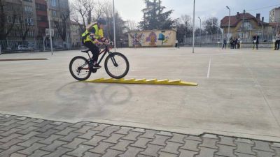 ОУ „Георги Кирков” бе домакин на общинския кръг от Националното състезание по безопасност на движението