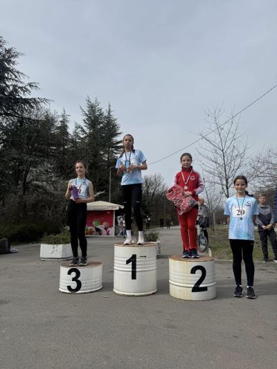 Медали за малките ни лекоатлети от състезателен крос в Хасково