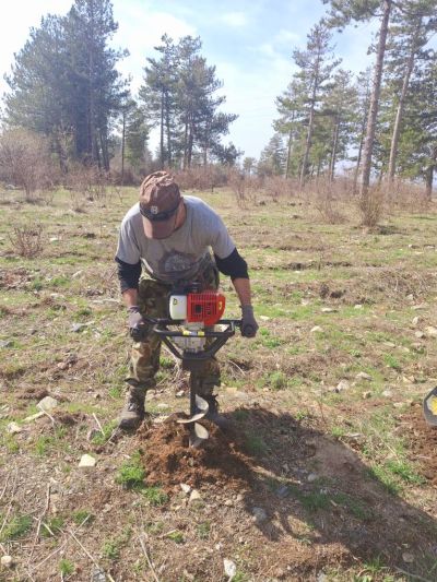 Служители от ДГС Казанлък залесиха със 110 фиданки землището на град Шипка