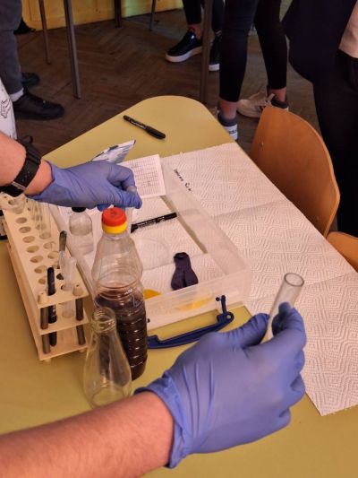 Открит лабораторен урок по химия и опазване на околната среда се състоя в ПХГ “Св. Св. Кирил и Методий“ - Казанлък 