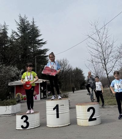 Медали за малките ни лекоатлети от състезателен крос в Хасково