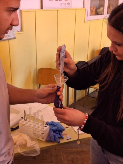 Открит лабораторен урок по химия и опазване на околната среда се състоя в ПХГ “Св. Св. Кирил и Методий“ - Казанлък 