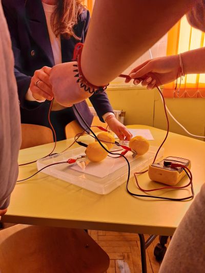 Открит лабораторен урок по химия и опазване на околната среда се състоя в ПХГ “Св. Св. Кирил и Методий“ - Казанлък 