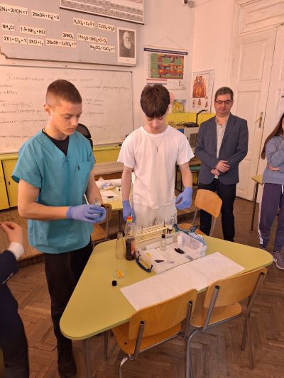 Открит лабораторен урок по химия и опазване на околната среда се състоя в ПХГ “Св. Св. Кирил и Методий“ - Казанлък 