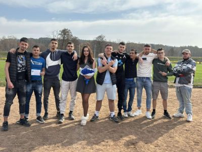 Абитуриентите от 12 Б клас на ПГЛПТ с емоционална покана за любимата си класна 