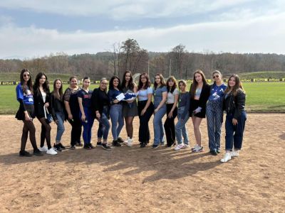 Абитуриентите от 12 Б клас на ПГЛПТ с емоционална покана за любимата си класна 