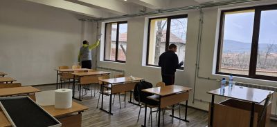 Доброволци в ход: 45 души помогнаха през уикенда за довършителните дейности в Академията за таланти