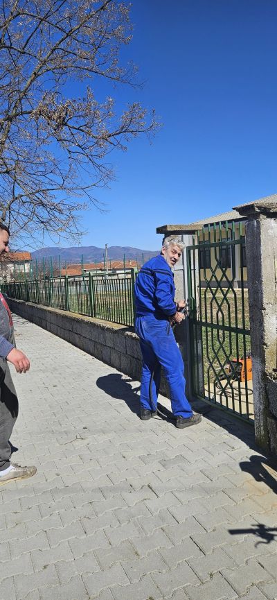 Доброволци в ход: 45 души помогнаха през уикенда за довършителните дейности в Академията за таланти