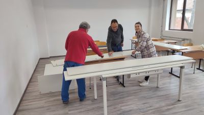 Доброволци в ход: 45 души помогнаха през уикенда за довършителните дейности в Академията за таланти