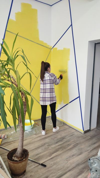 Доброволци в ход: 45 души помогнаха през уикенда за довършителните дейности в Академията за таланти