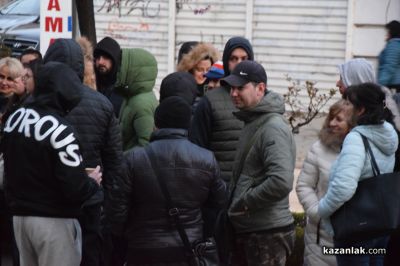 След смъртта на арестант и задържане на полицаи: Протест и контрапротест пред съда в Казанлък