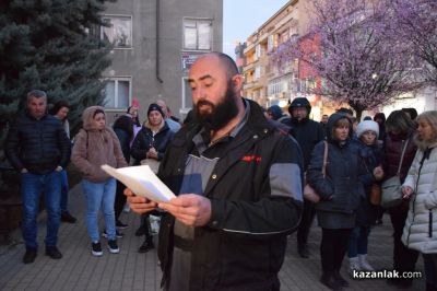 След смъртта на арестант и задържане на полицаи: Протест и контрапротест пред съда в Казанлък