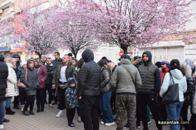 След смъртта на арестант и задържане на полицаи: Протест и контрапротест пред съда в Казанлък