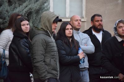 След смъртта на арестант и задържане на полицаи: Протест и контрапротест пред съда в Казанлък