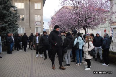 След смъртта на арестант и задържане на полицаи: Протест и контрапротест пред съда в Казанлък